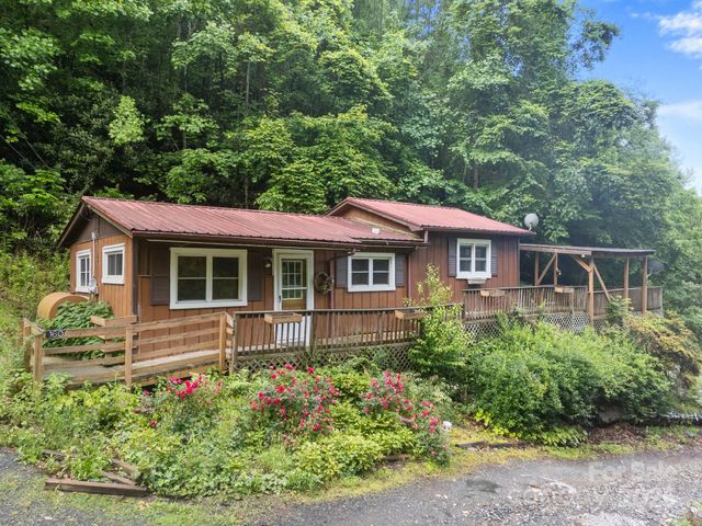 160 Colehearth Hollow Road, Bakersville, NC 28705