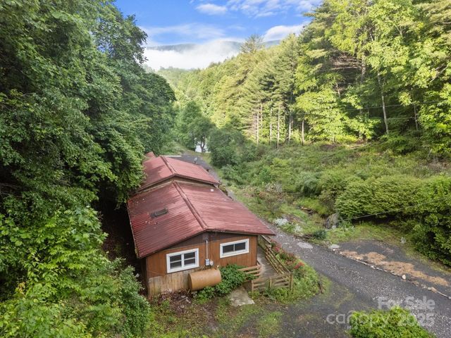 160 Colehearth Hollow Road, Bakersville, NC 28705