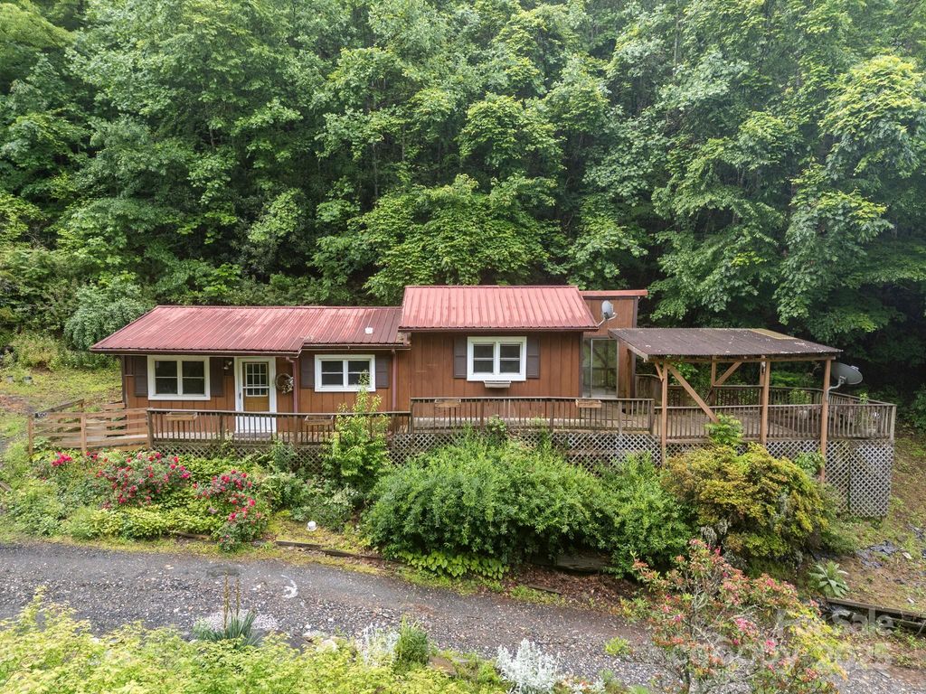 160 Colehearth Hollow Road, Bakersville, NC 28705
