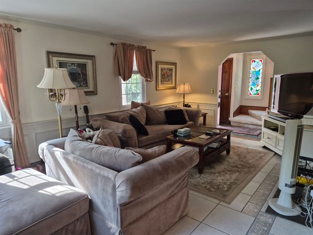 20 Shelburne Road, Nashua, NH 03063