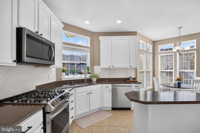 16 WOOD LARK DR, Mount Laurel, NJ 08054