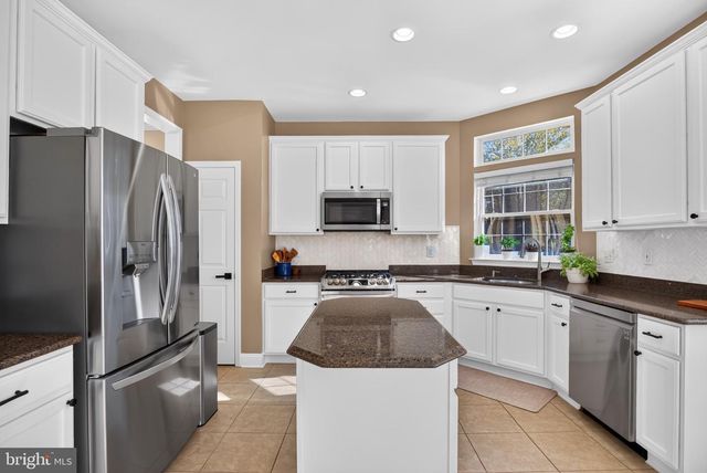 16 WOOD LARK DR, Mount Laurel, NJ 08054