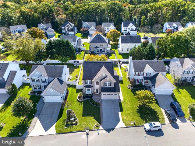 16 WOOD LARK DR, Mount Laurel, NJ 08054
