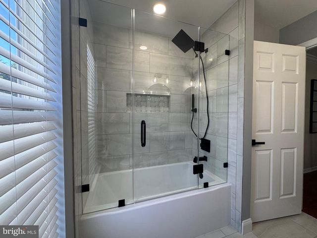16 WOOD LARK DR, Mount Laurel, NJ 08054