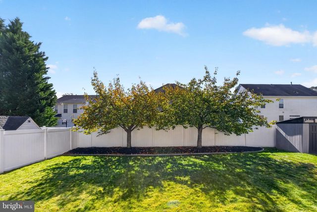 16 WOOD LARK DR, Mount Laurel, NJ 08054