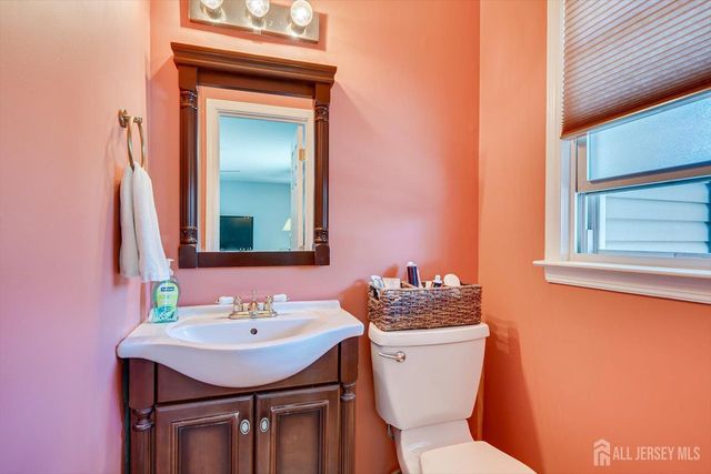 27 Eileen Way, Edison, NJ 08837