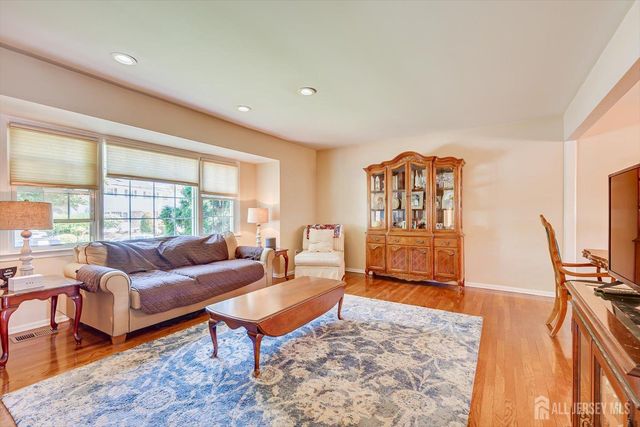 27 Eileen Way, Edison, NJ 08837