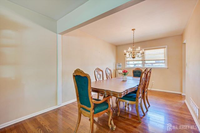 27 Eileen Way, Edison, NJ 08837