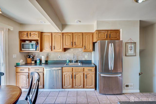 27 Eileen Way, Edison, NJ 08837