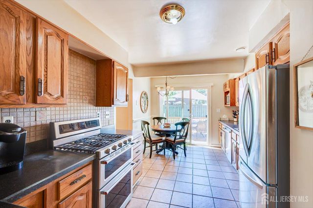 27 Eileen Way, Edison, NJ 08837