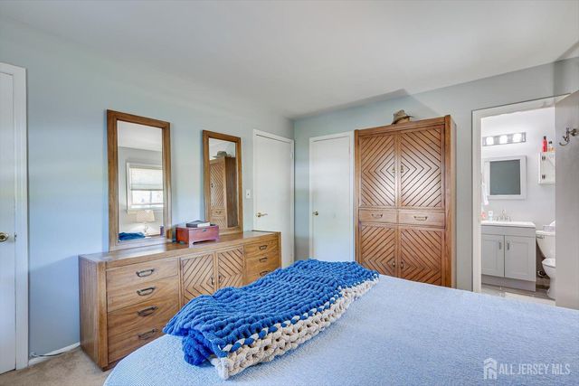 27 Eileen Way, Edison, NJ 08837