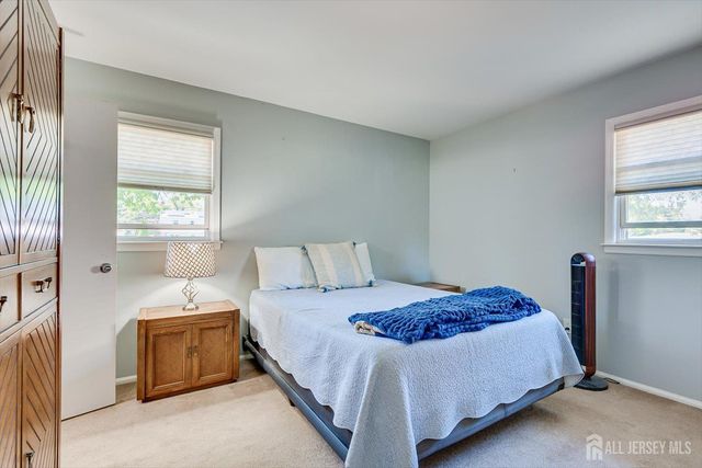 27 Eileen Way, Edison, NJ 08837