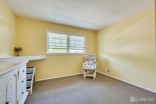 27 Eileen Way, Edison, NJ 08837
