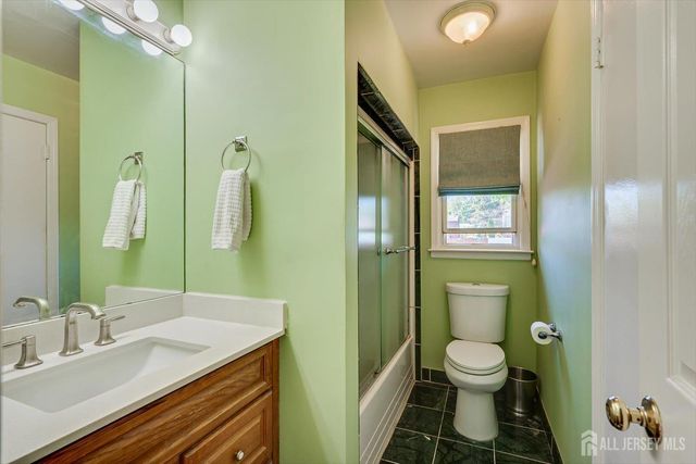 27 Eileen Way, Edison, NJ 08837