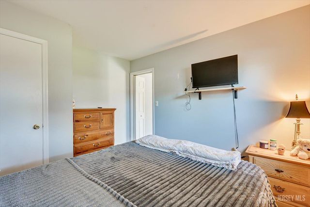 27 Eileen Way, Edison, NJ 08837