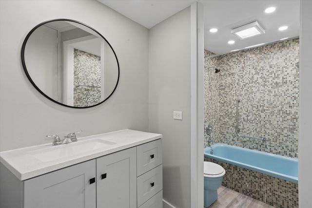 300 N State Street 5225, Chicago, IL 60654