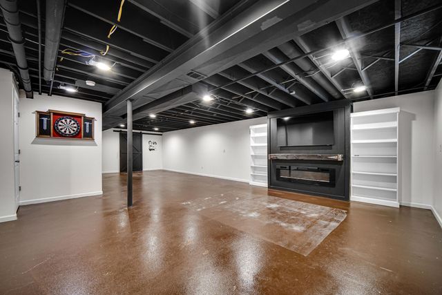 950 Port Circle, Hobart, IN 46342