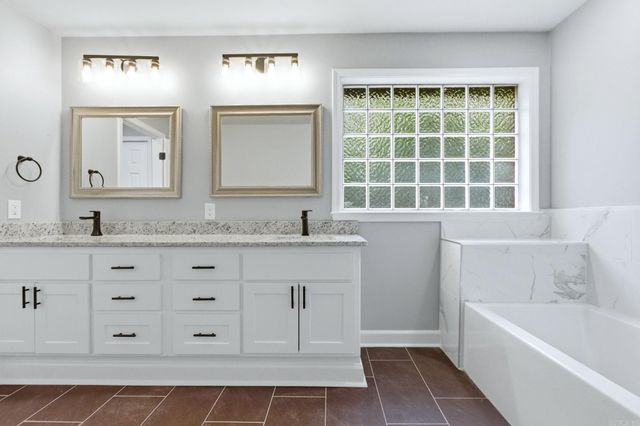 2001 Sawgrass Drive, Little Rock, AR 72212