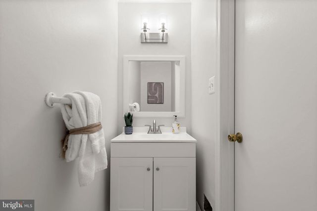 2126 GOLF COURSE DR, Reston, VA 20191