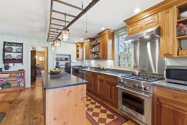 5 Old Manchester Road, Amherst, NH 03031