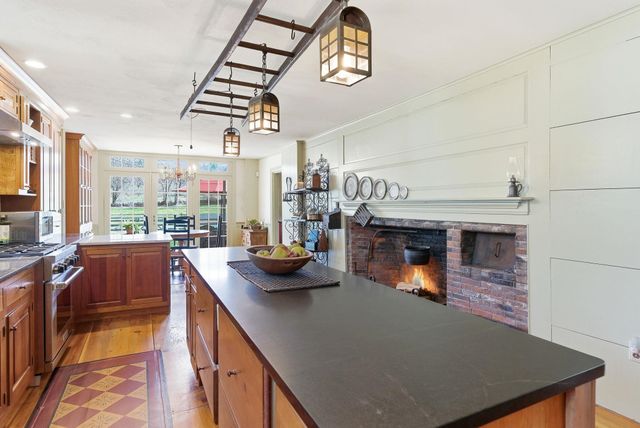 5 Old Manchester Road, Amherst, NH 03031