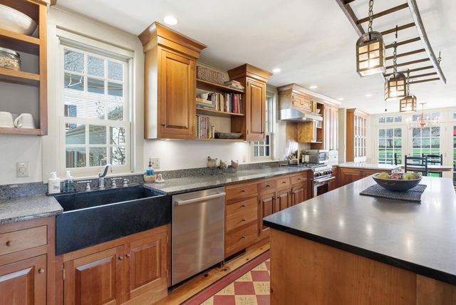 5 Old Manchester Road, Amherst, NH 03031