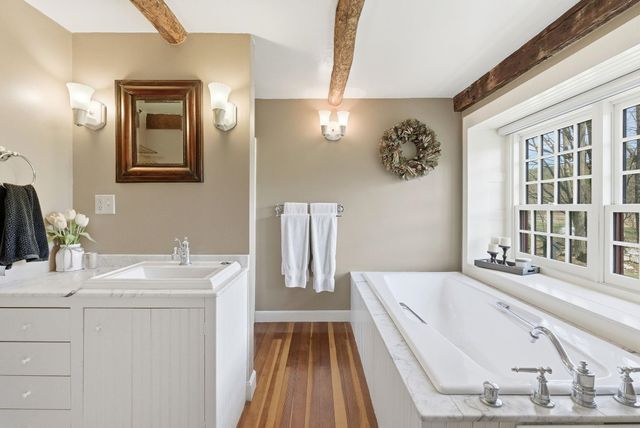 5 Old Manchester Road, Amherst, NH 03031