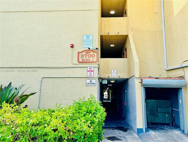 3700 NW 21st Street 109, Lauderdale Lakes, FL 33311