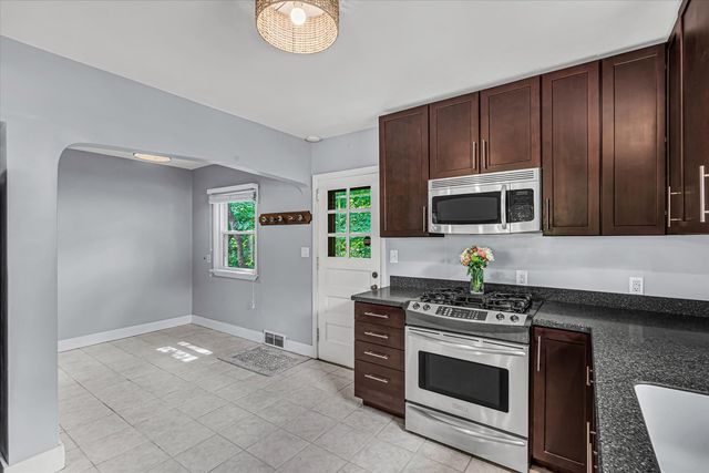 110 14th Avenue, Moline, IL 61265
