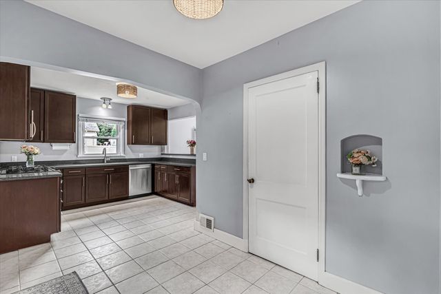 110 14th Avenue, Moline, IL 61265