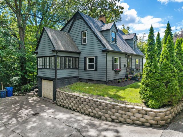 110 14th Avenue, Moline, IL 61265
