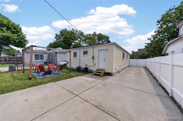 985 E Jarvis Avenue, Hazel Park, MI 48030