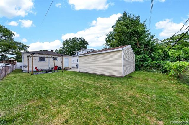 985 E Jarvis Avenue, Hazel Park, MI 48030