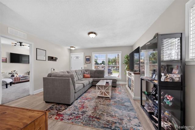 985 E Jarvis Avenue, Hazel Park, MI 48030
