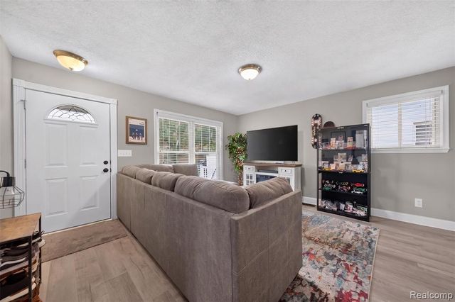 985 E Jarvis Avenue, Hazel Park, MI 48030