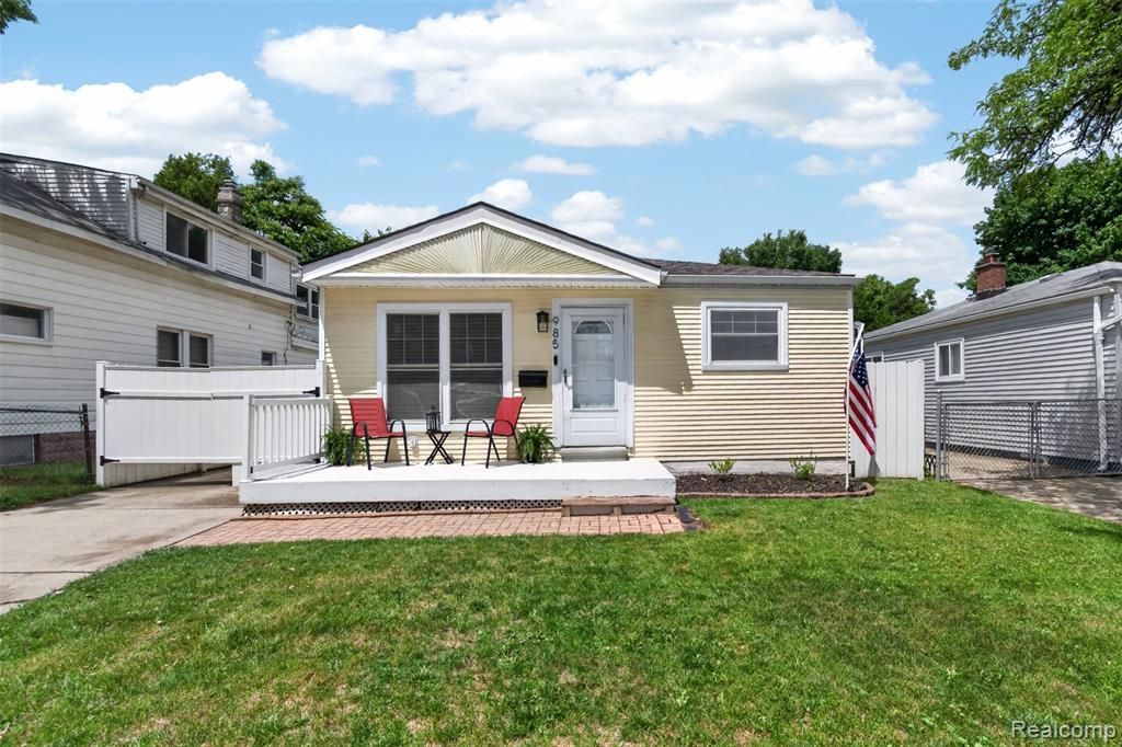 985 E Jarvis Avenue, Hazel Park, MI 48030