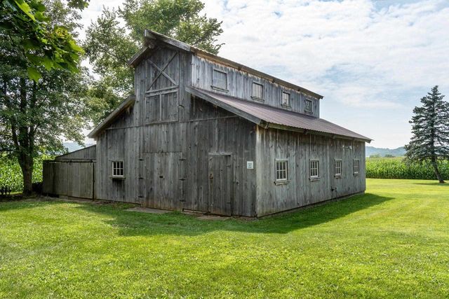 E9275 Prairie Road, North Freedom, WI 53951