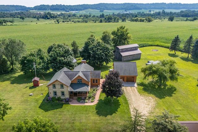 E9275 Prairie Road, North Freedom, WI 53951