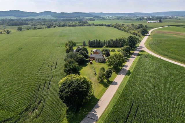 E9275 Prairie Road, North Freedom, WI 53951
