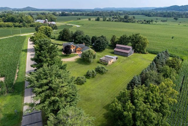 E9275 Prairie Road, North Freedom, WI 53951
