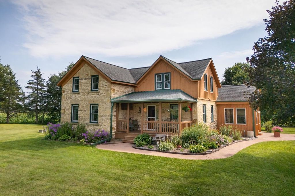 E9275 Prairie Road, North Freedom, WI 53951