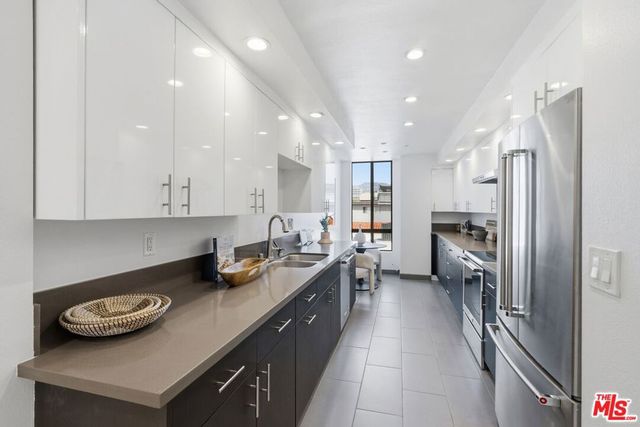 150 N Almont Drive 301, Beverly Hills, CA 90211