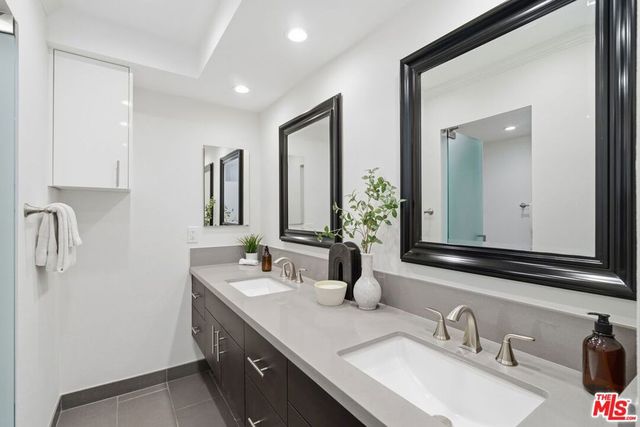 150 N Almont Drive 301, Beverly Hills, CA 90211