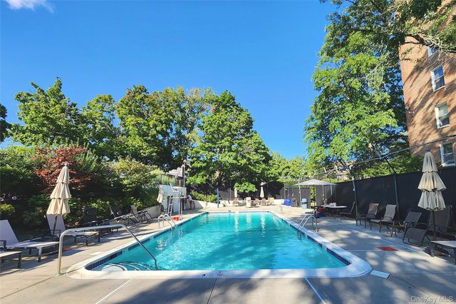 212-30 23rd Ave 1H, Bayside, NY 11360