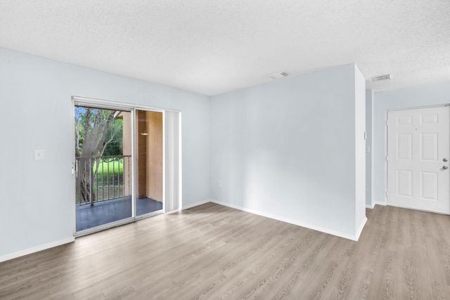 6881 NW 173rd Dr H-202, Hialeah, FL 33015