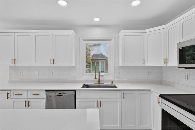 13500 Cambridge Court, Plymouth, MI 48170