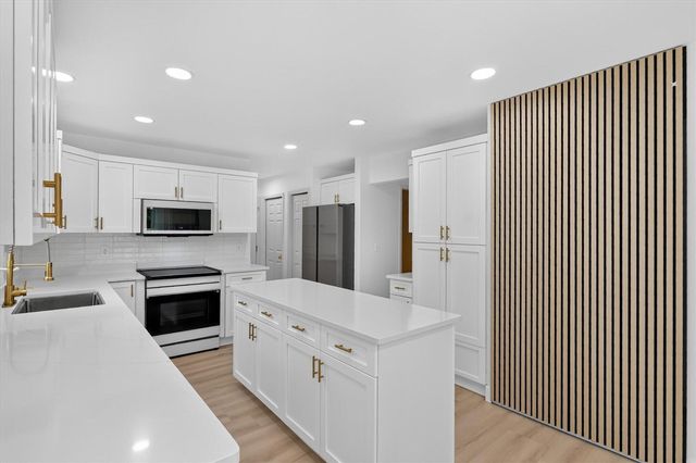 13500 Cambridge Court, Plymouth, MI 48170