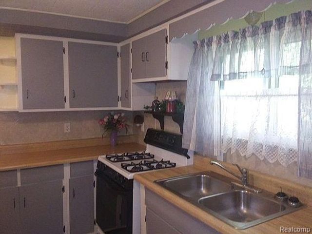 1050 W Mclean Avenue, Flint, MI 48507