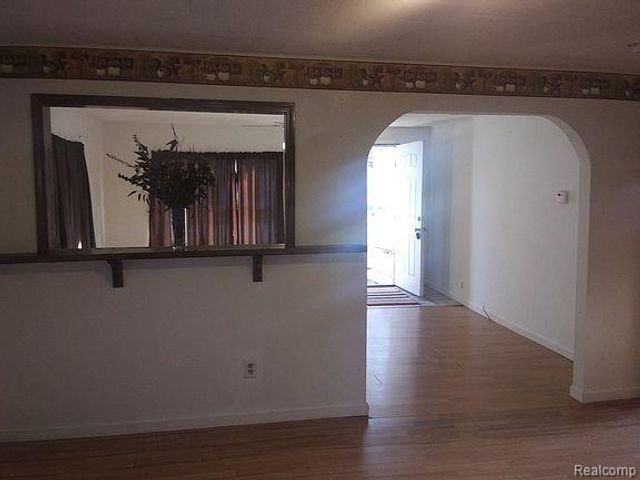 1050 W Mclean Avenue, Flint, MI 48507
