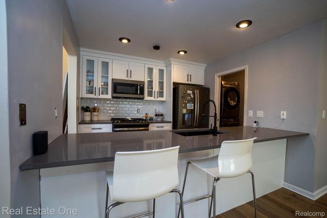 5206 ROYAL VALE, Dearborn, MI 48126